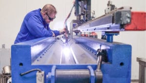 Lammert bij de klembanklasmachine Lammert stelt klembanklasmachine in