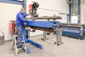 _K6A3368 Lammert bij de klembanklasmachine en de wals