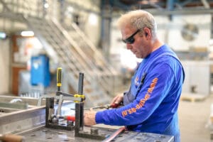 _K6A3448 Rein Dijkstra in de fabriek